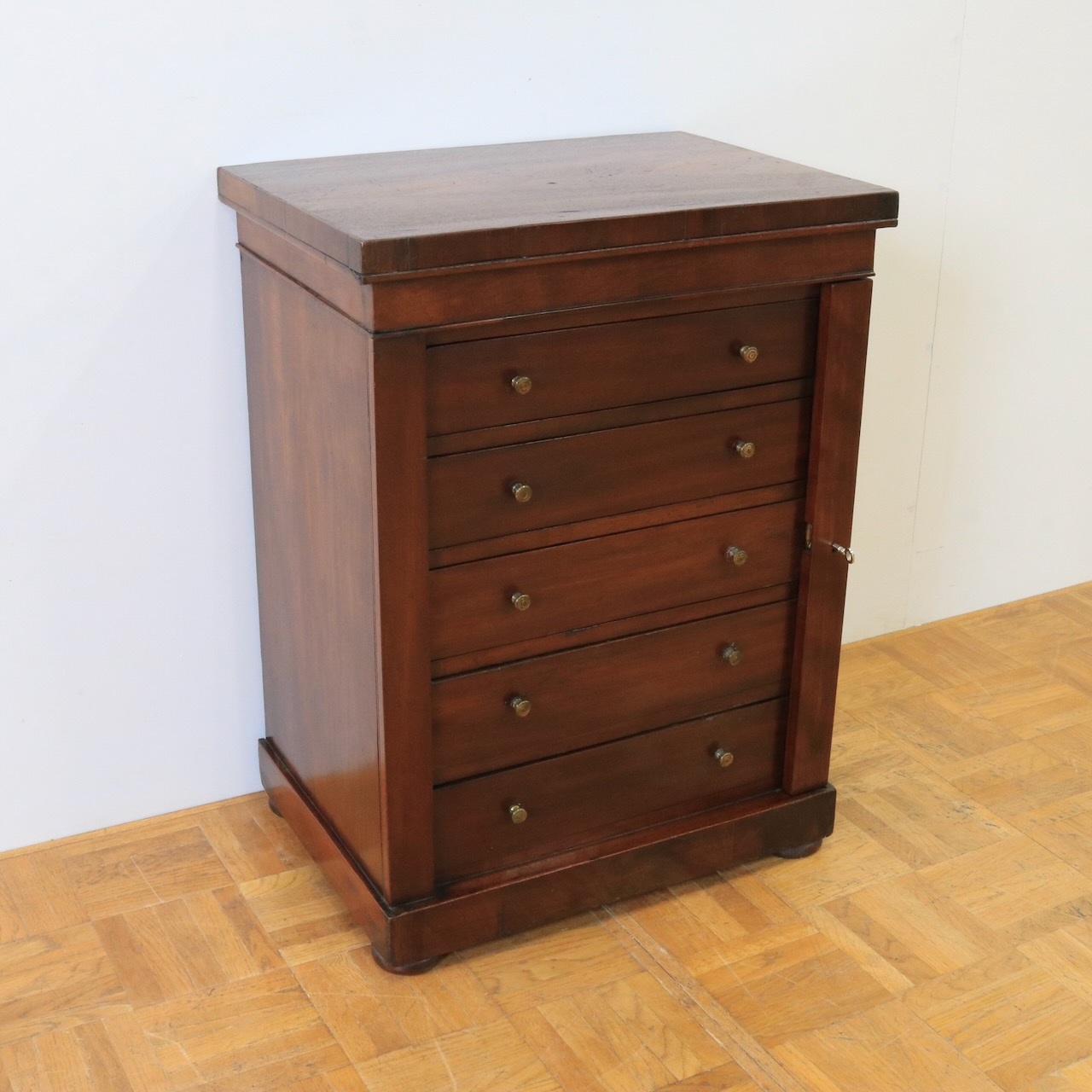 ベッドサイドチェスト