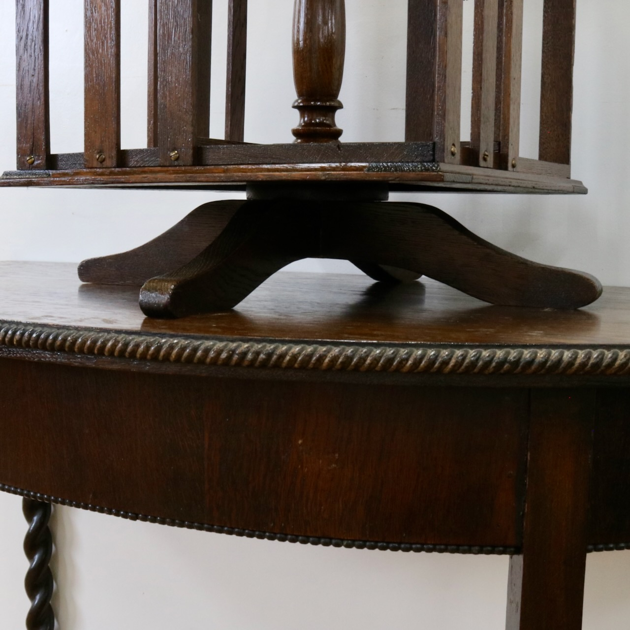 リボルビングブックケース