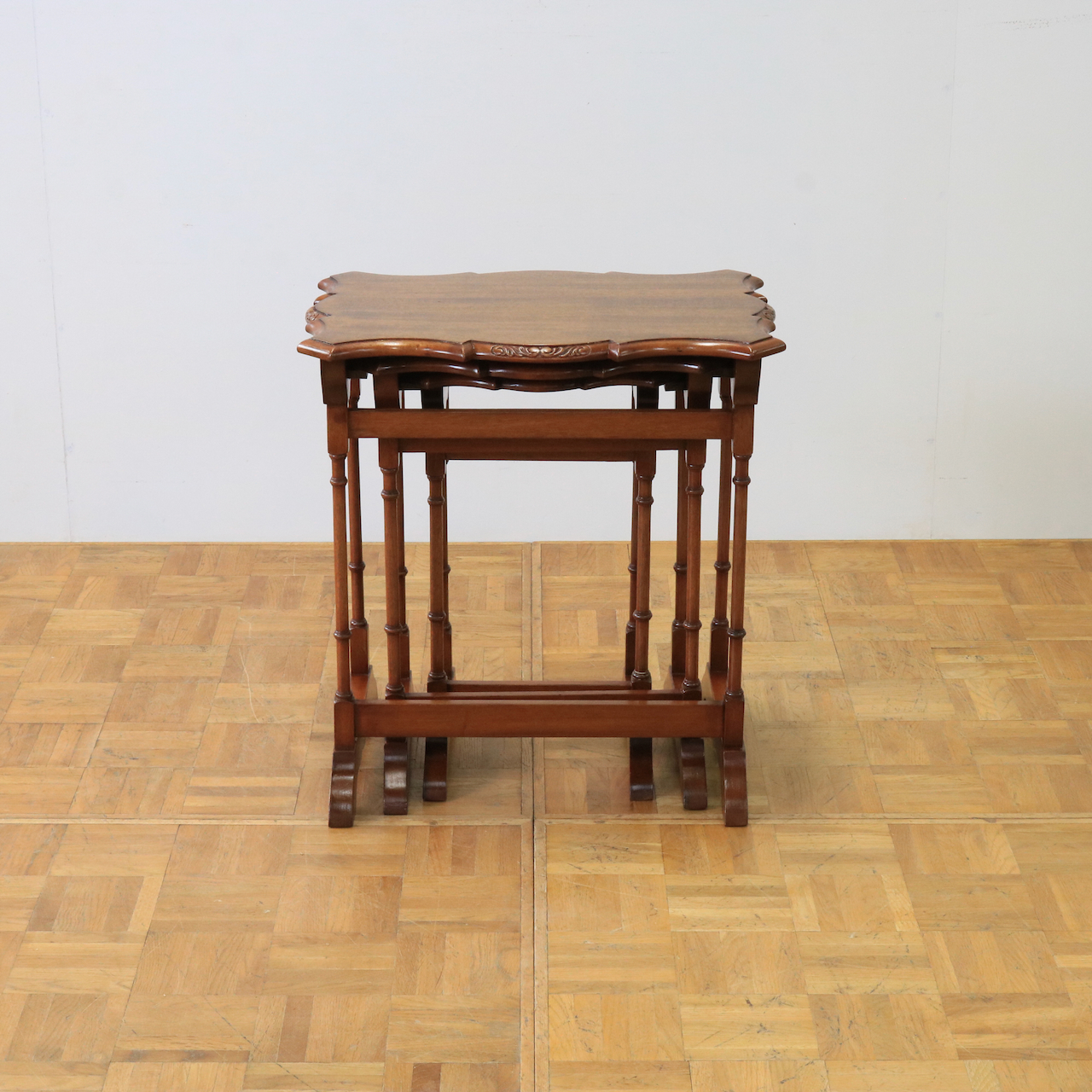 ネストテーブル