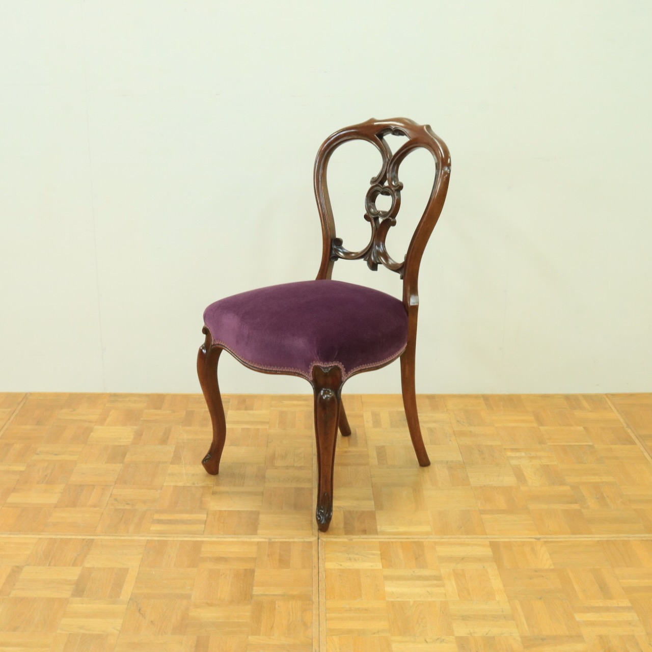 バルーンバックチェアー