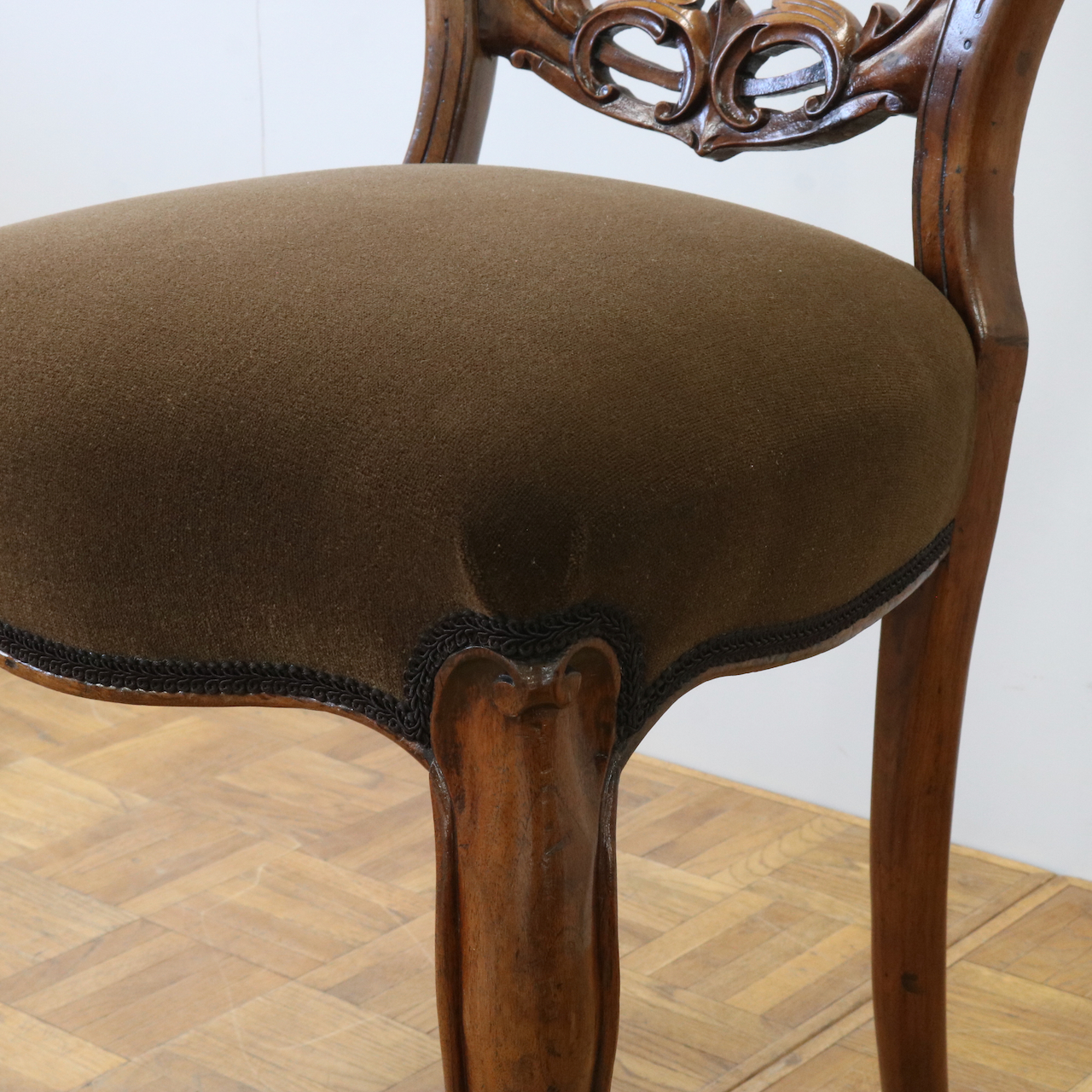 バルーンバックチェアー