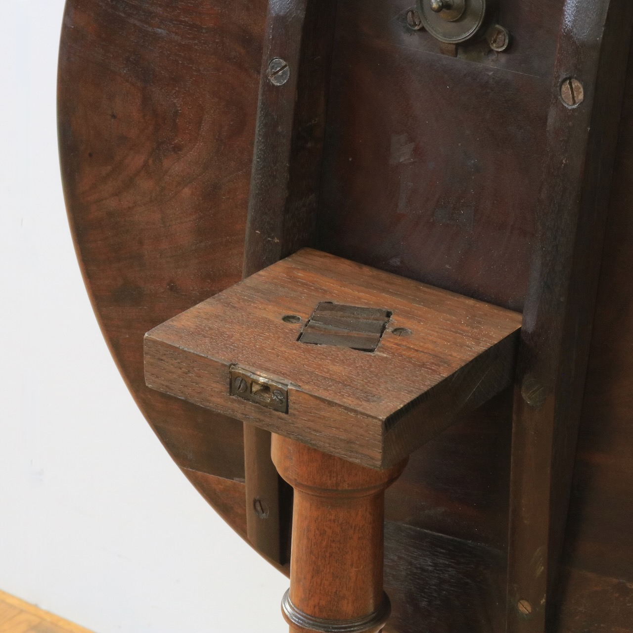 ティルトトップテーブル