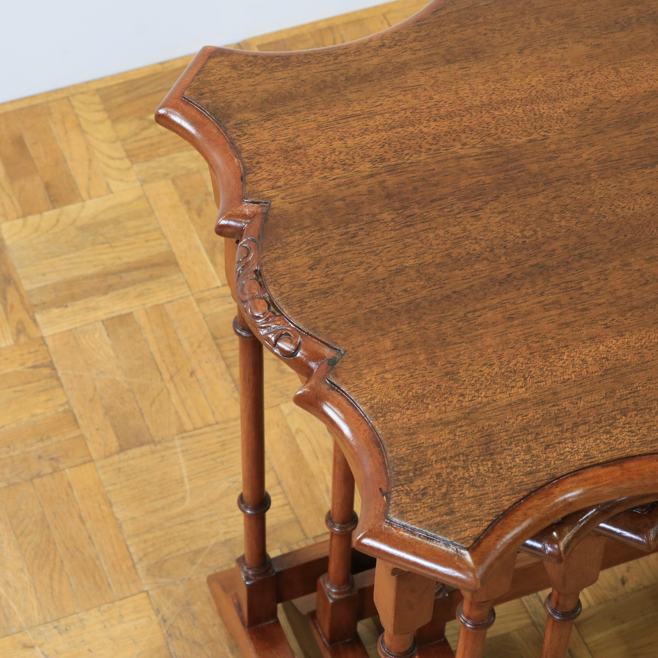 ネストテーブル