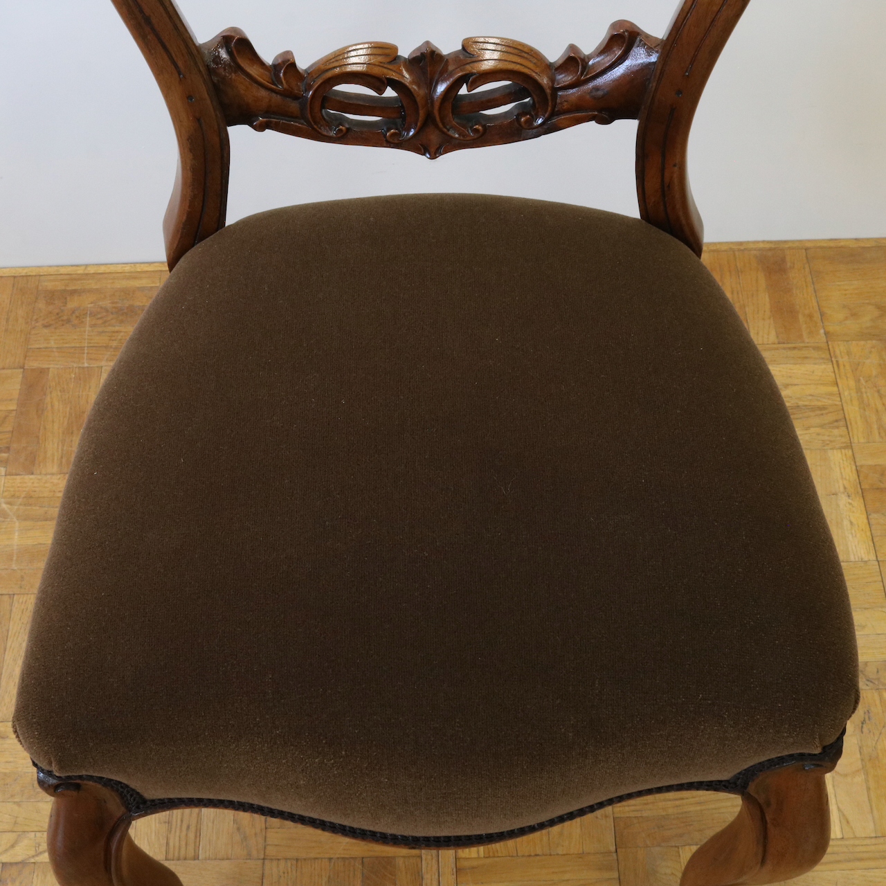 バルーンバックチェアー