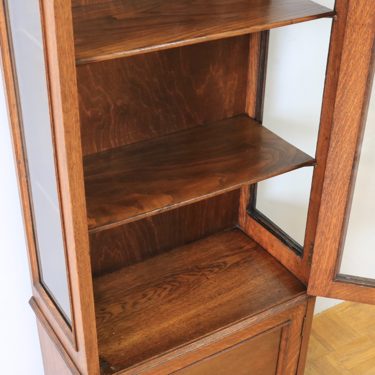 グラスキャビネット