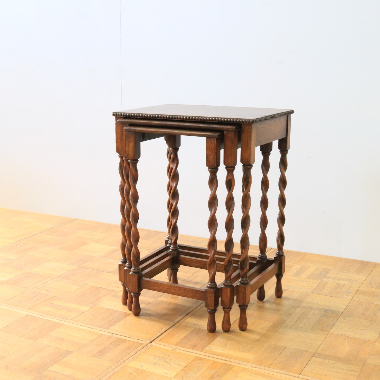 ネストテーブル