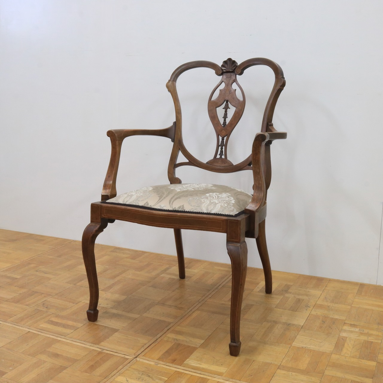 アームチェアー