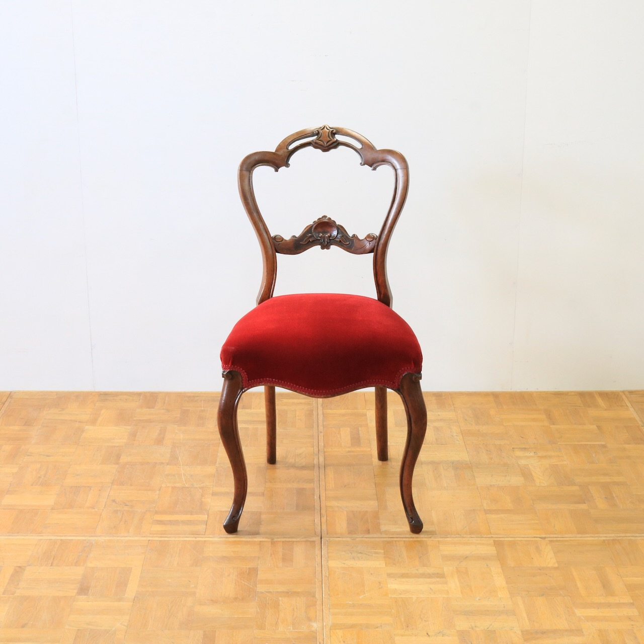 バルーンバックチェアー