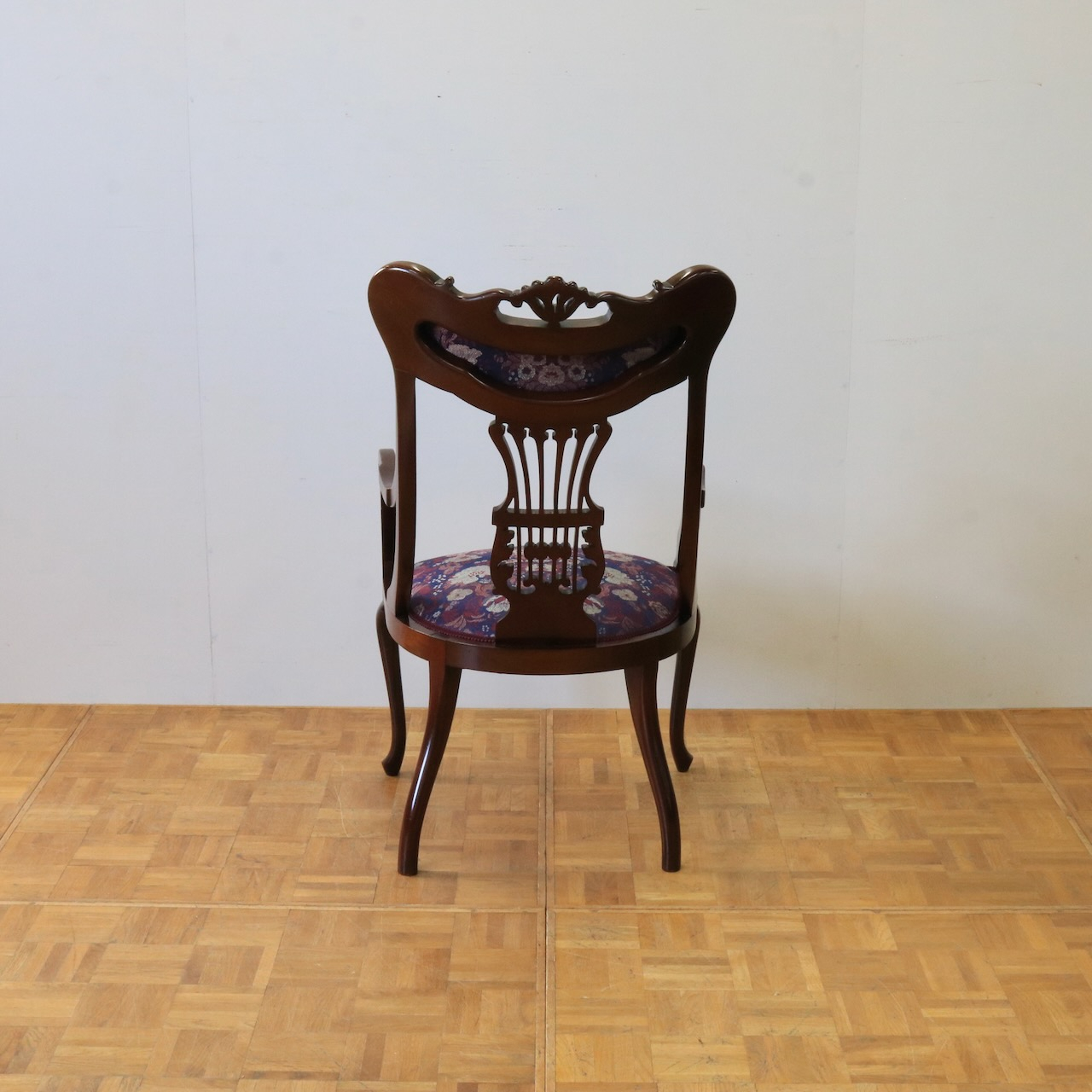 アームチェアー