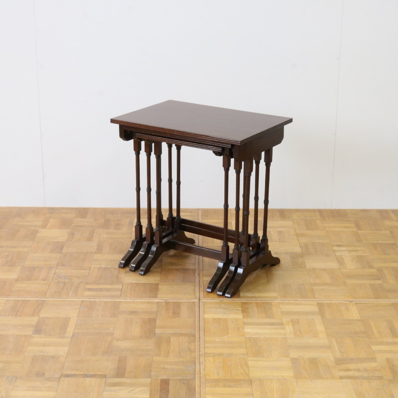 ネストテーブル