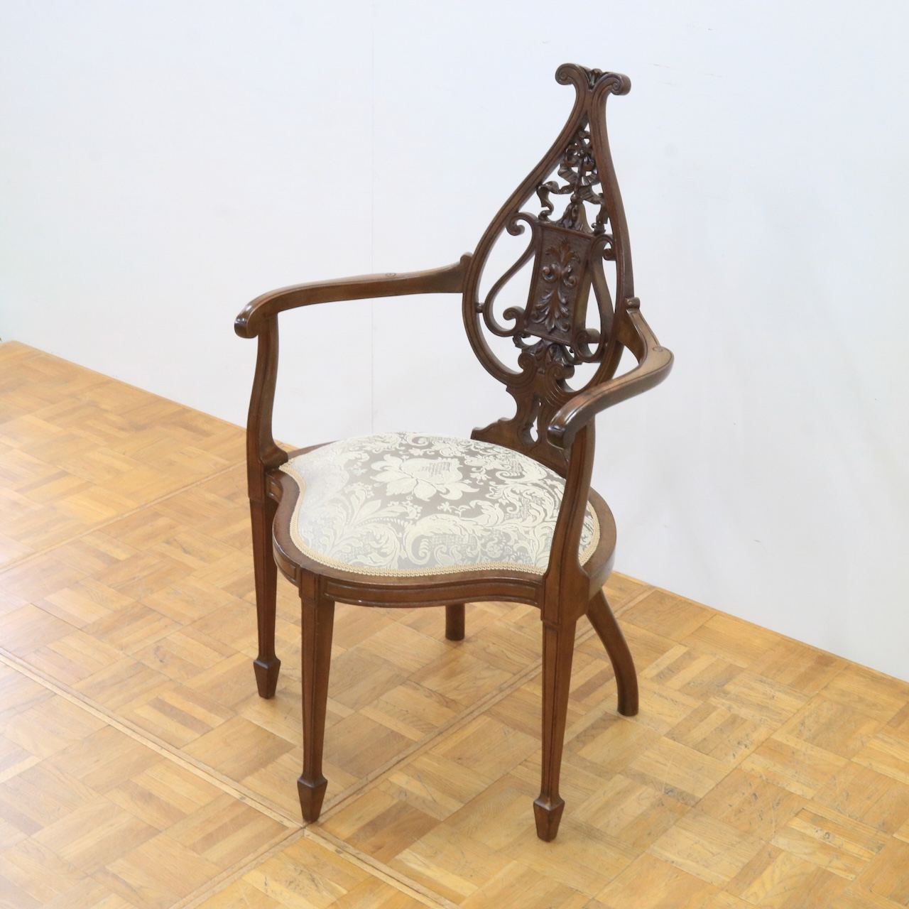 アームチェアー