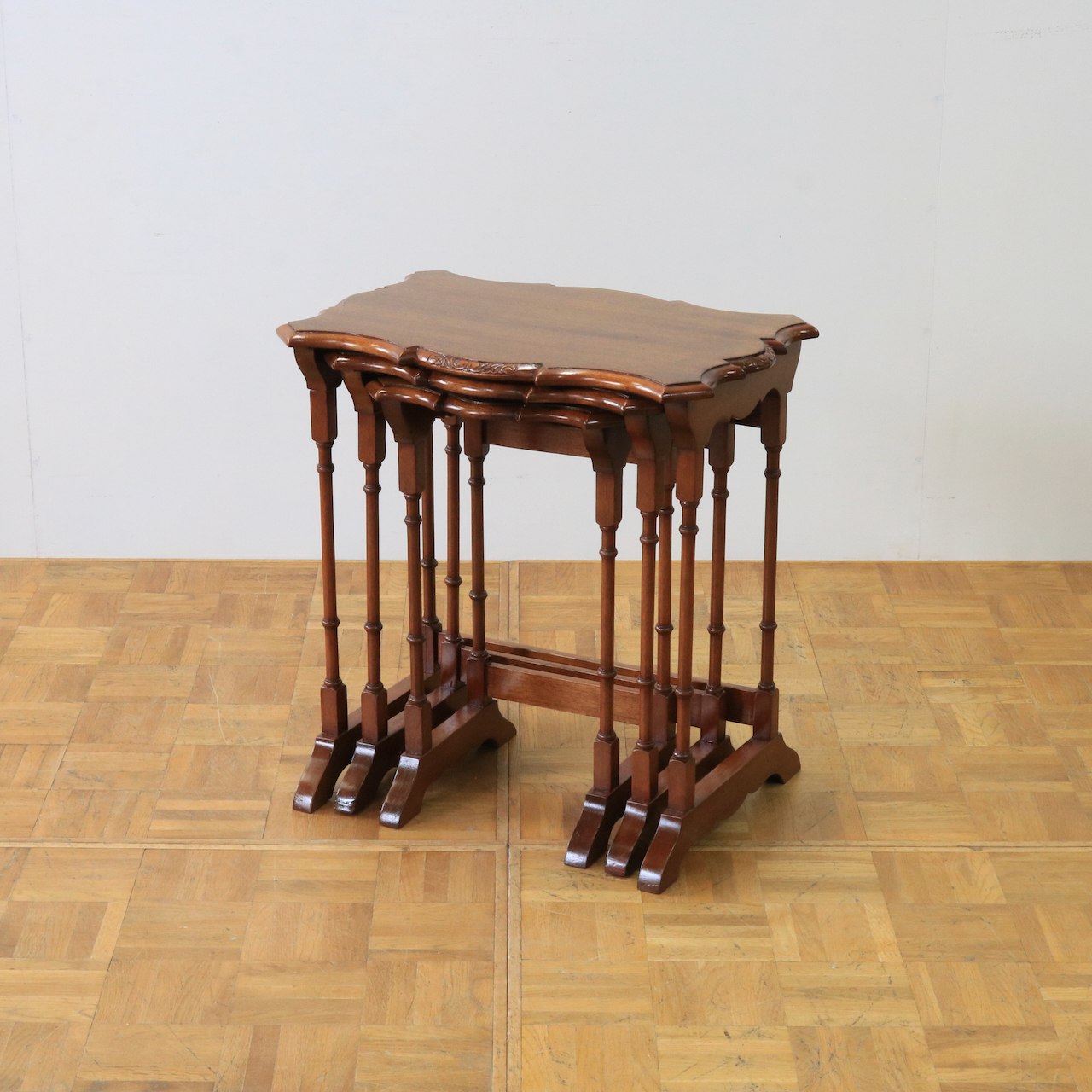 ネストテーブル