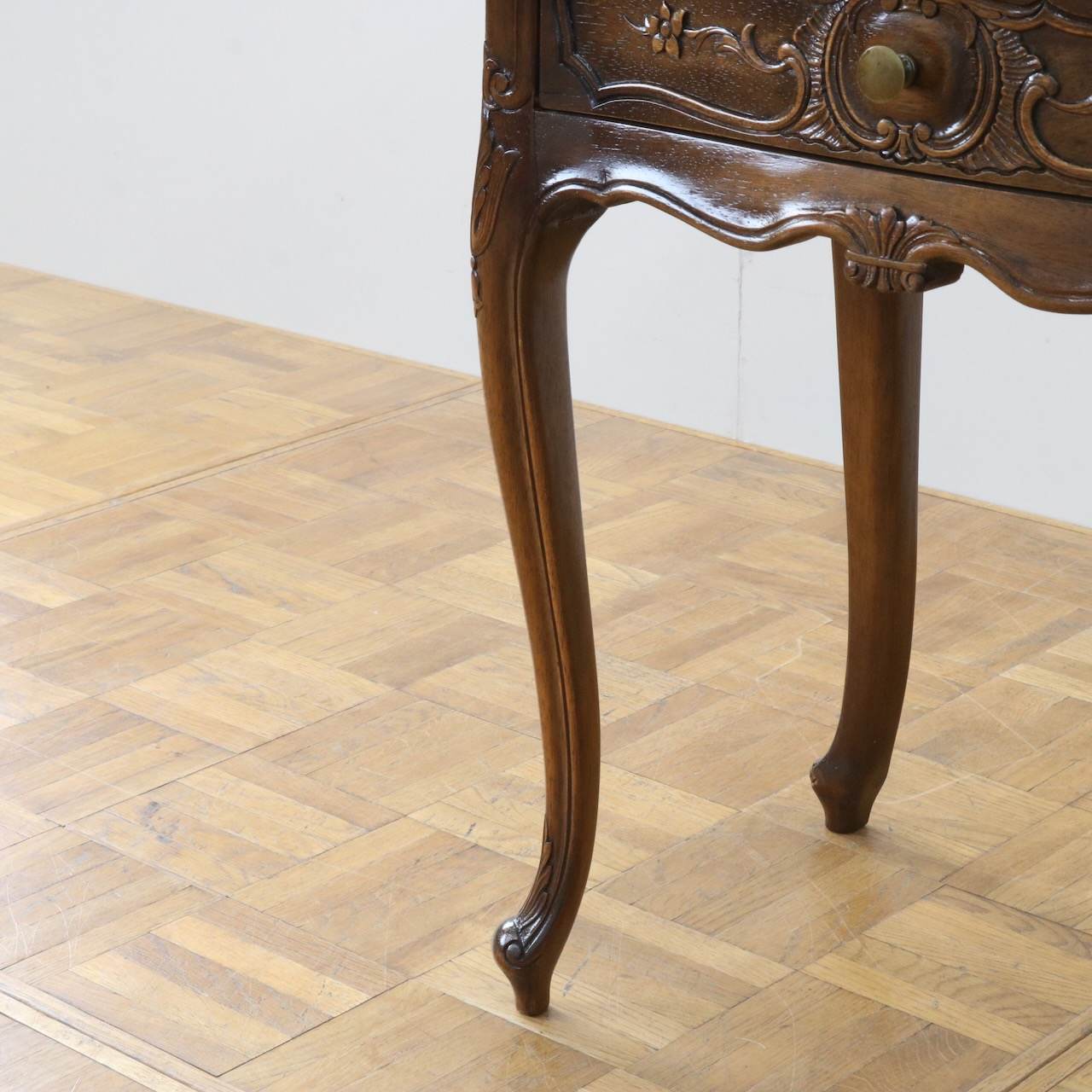 ペディスタルカップボード