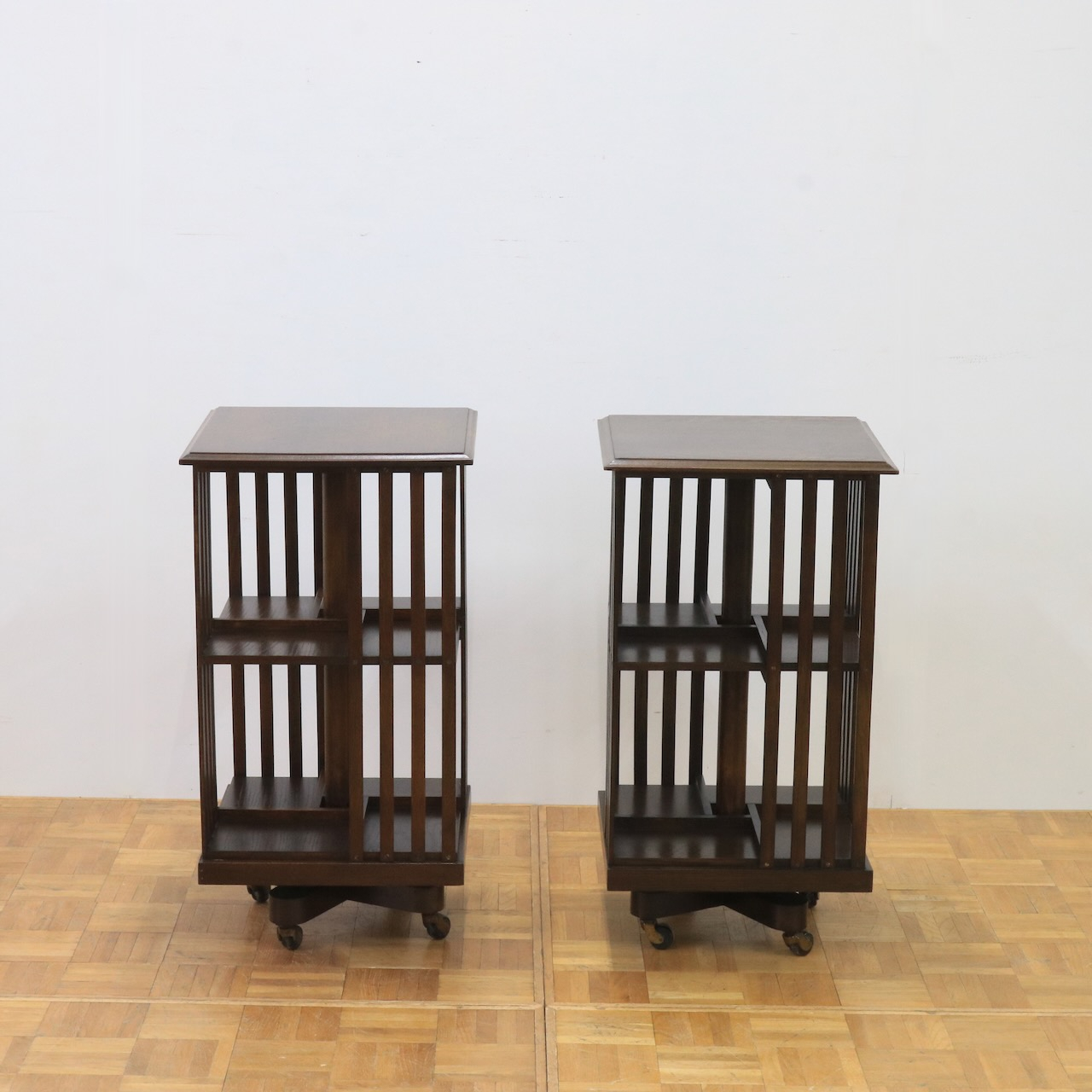 リボルビングブックケース