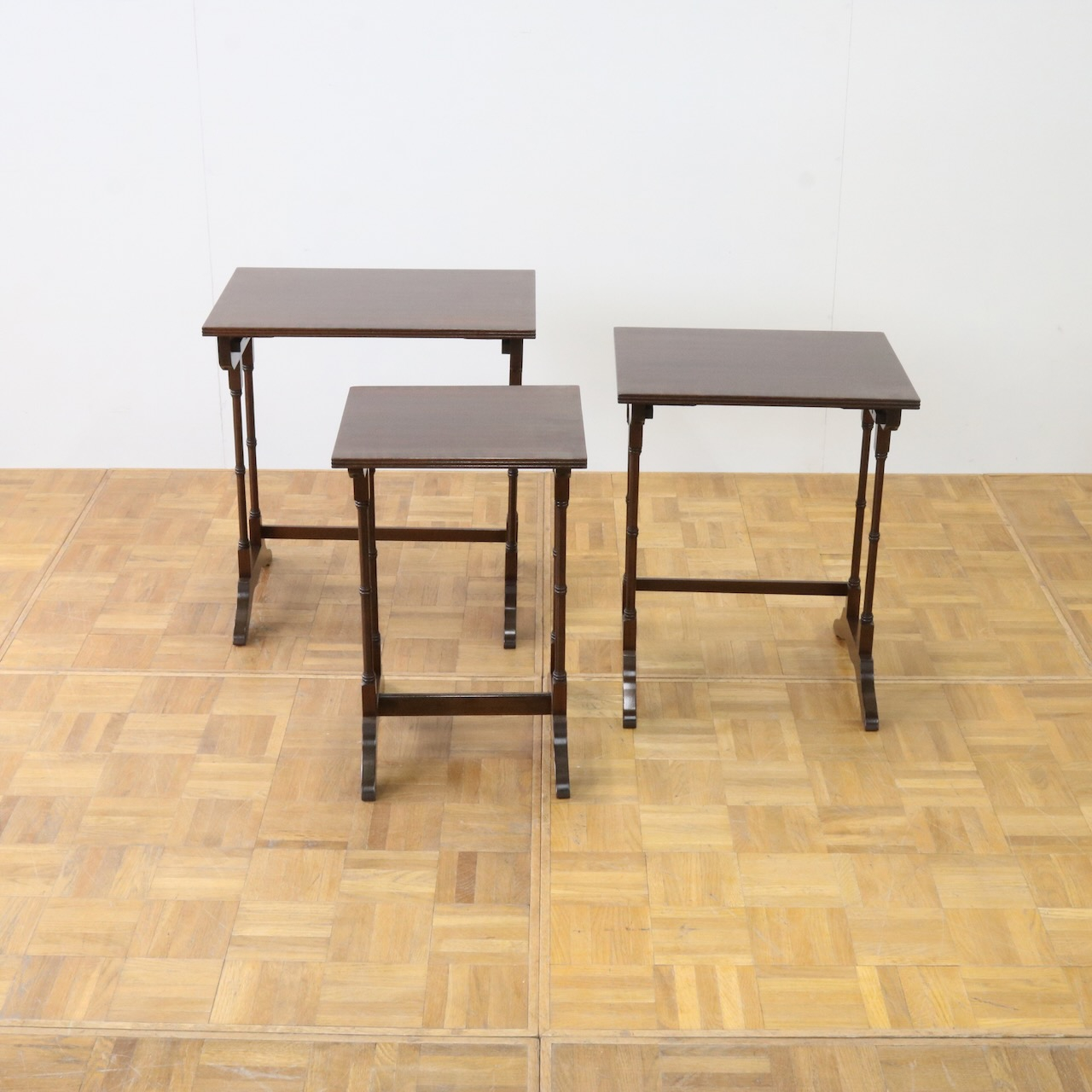 ネストテーブル