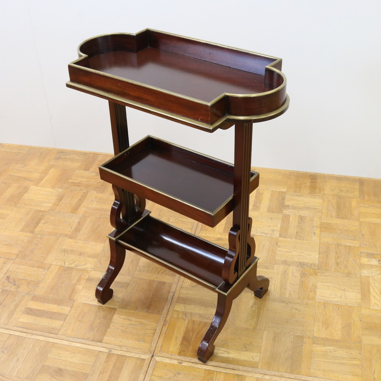 サイドテーブル