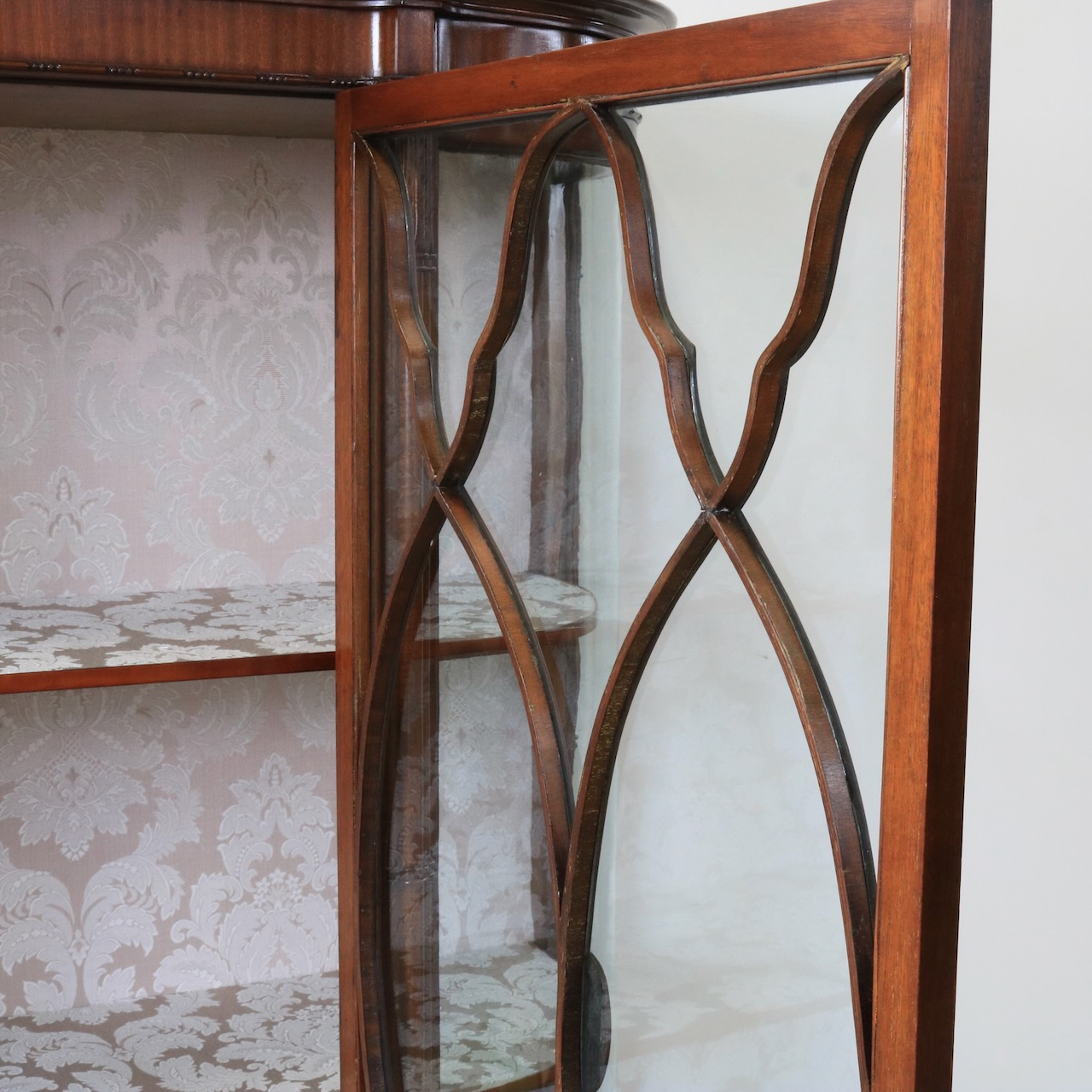 グラスキャビネット