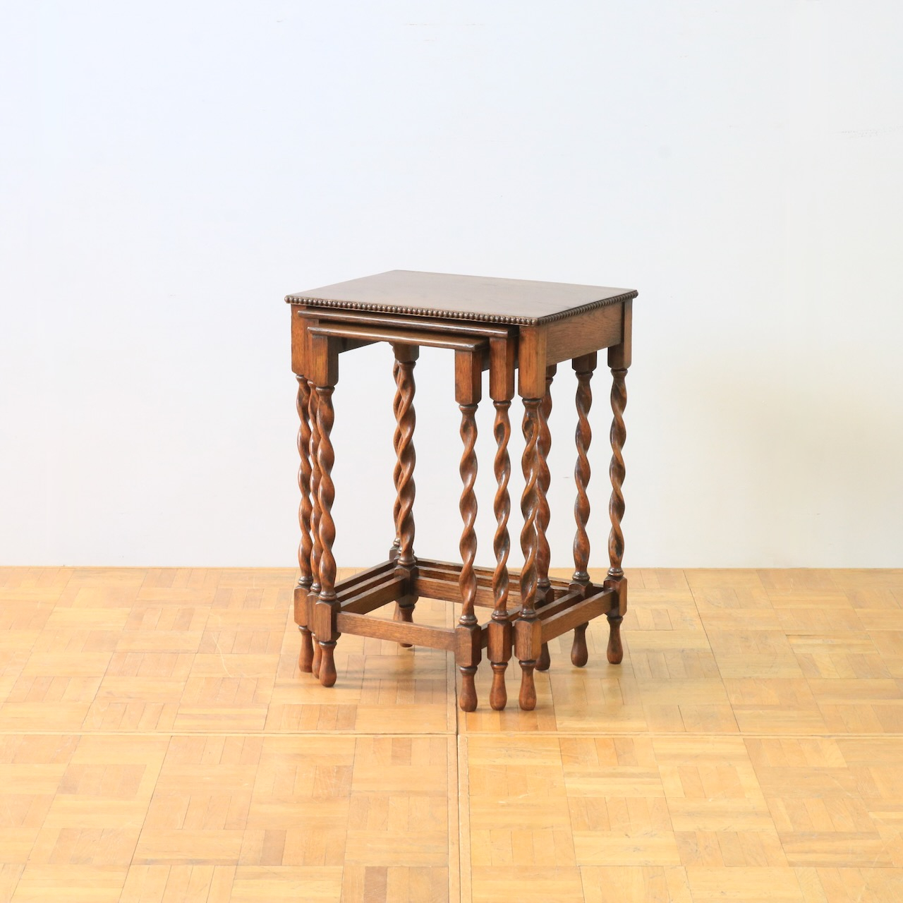 ネストテーブル