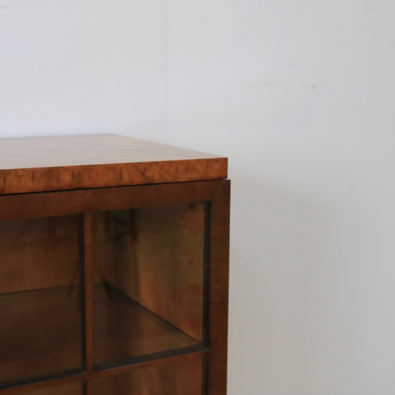 グラスキャビネット