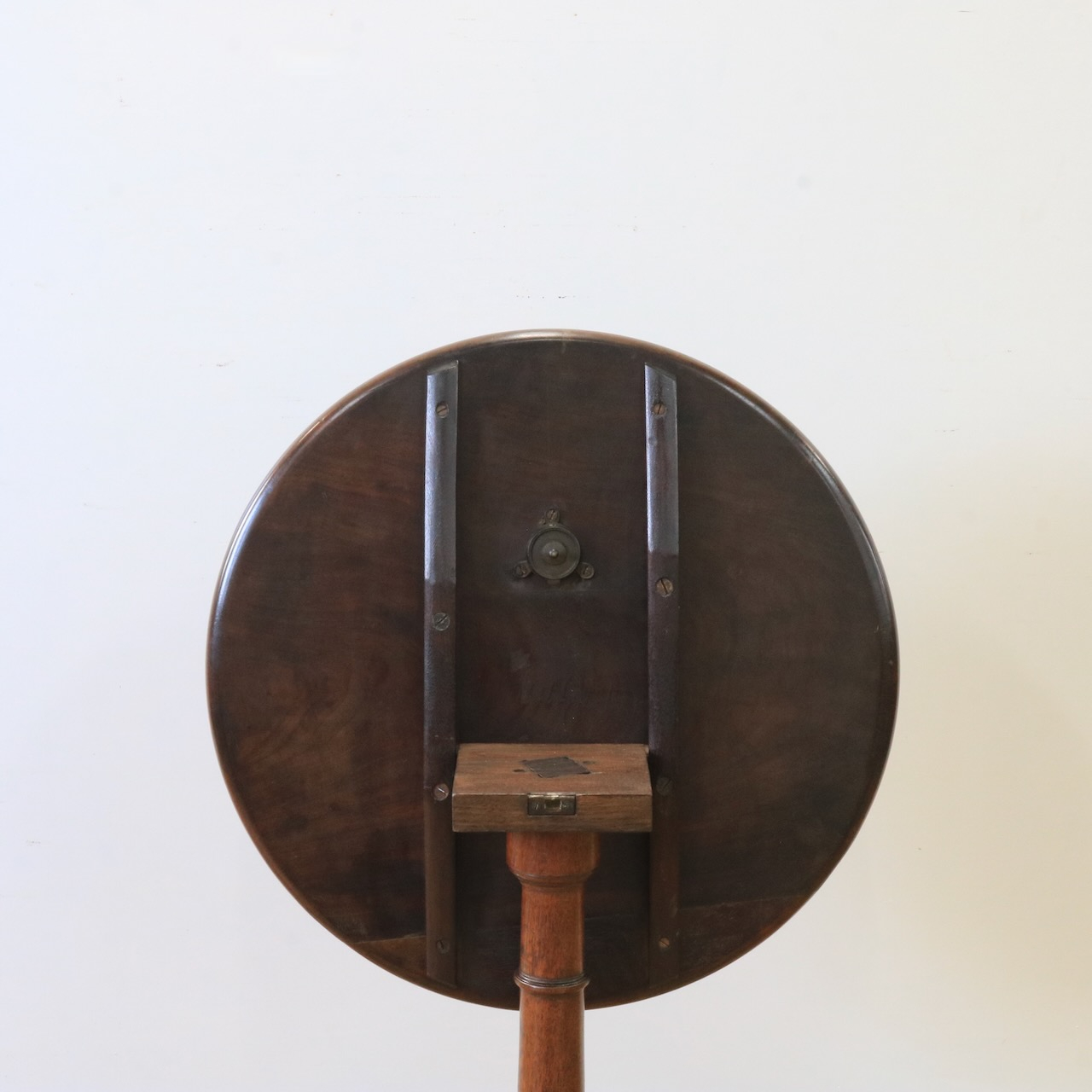 ティルトトップテーブル