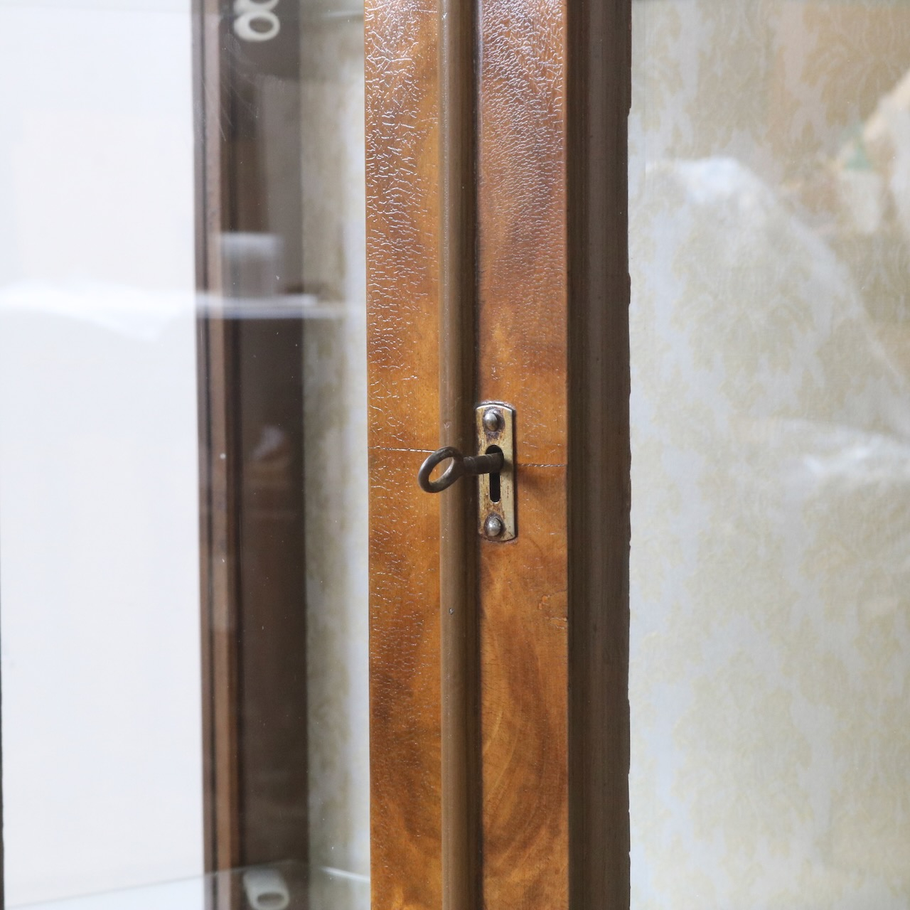 グラスキャビネット