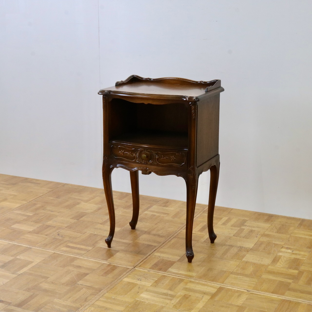 ペディスタルカップボード