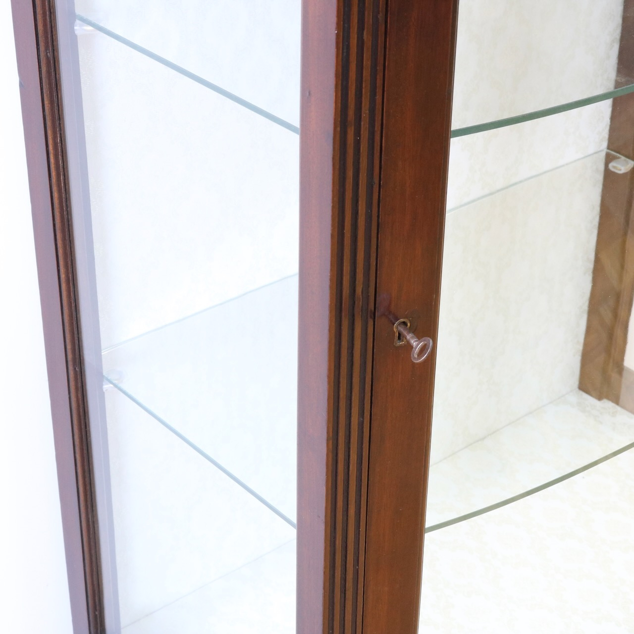 グラスキャビネット