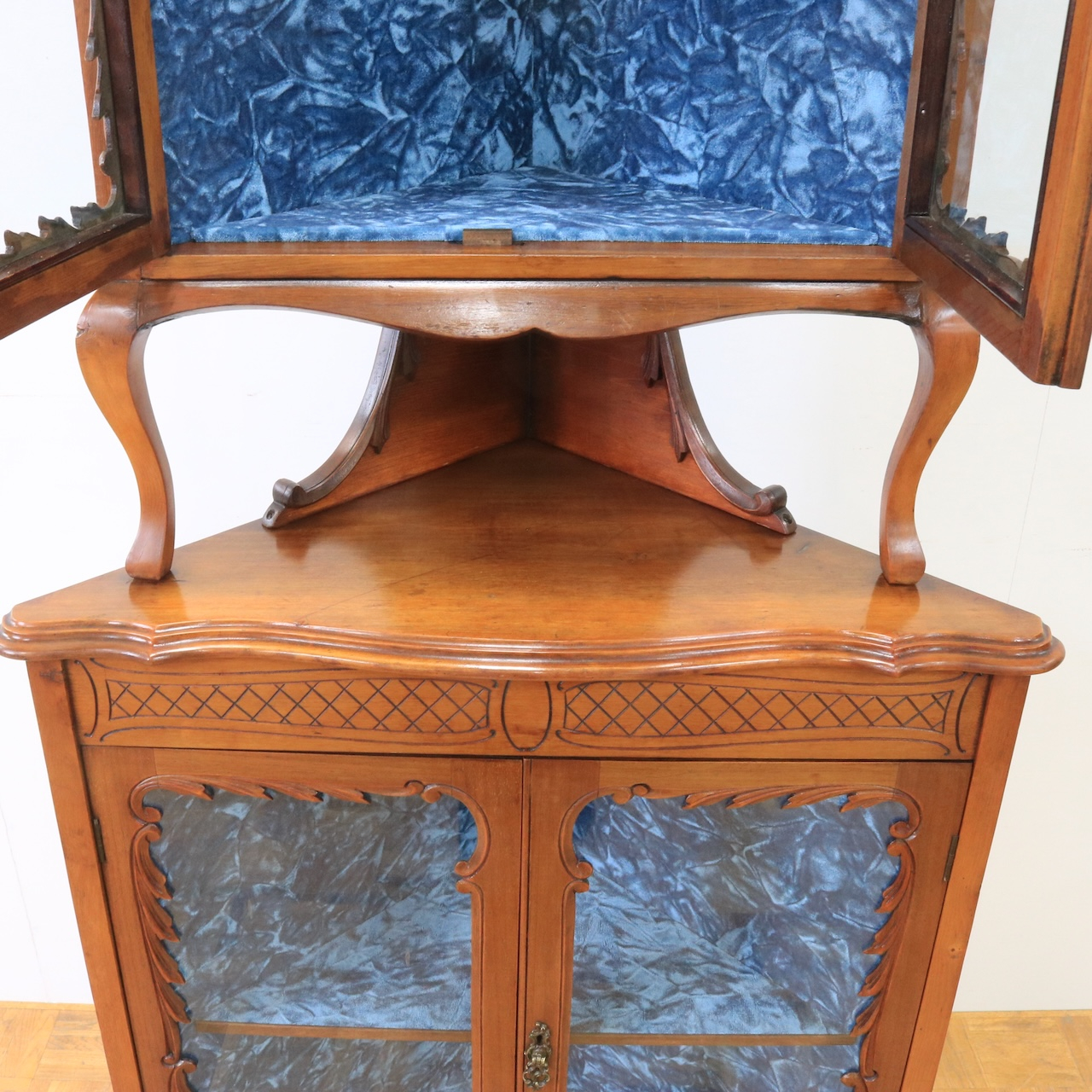 コーナーキャビネット