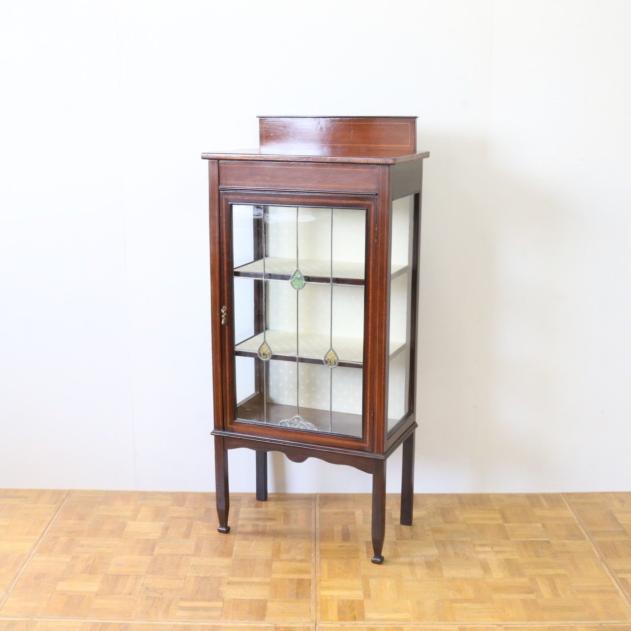 グラスキャビネット