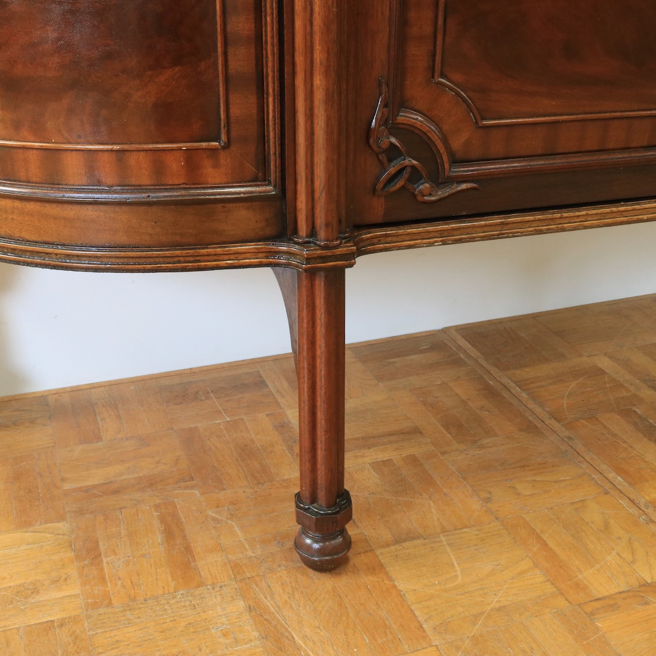 グラスキャビネット