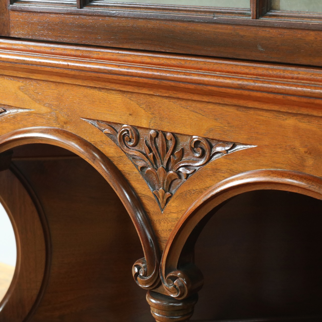 コーナーキャビネット