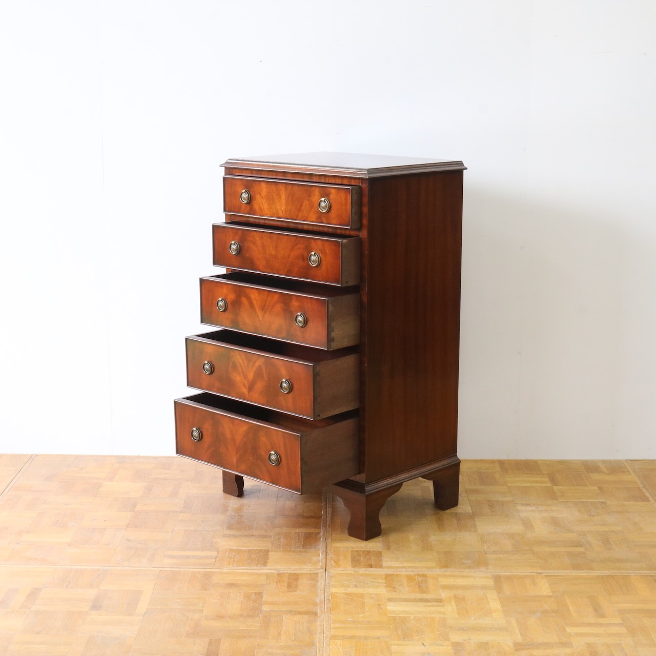 ベッドサイドチェスト