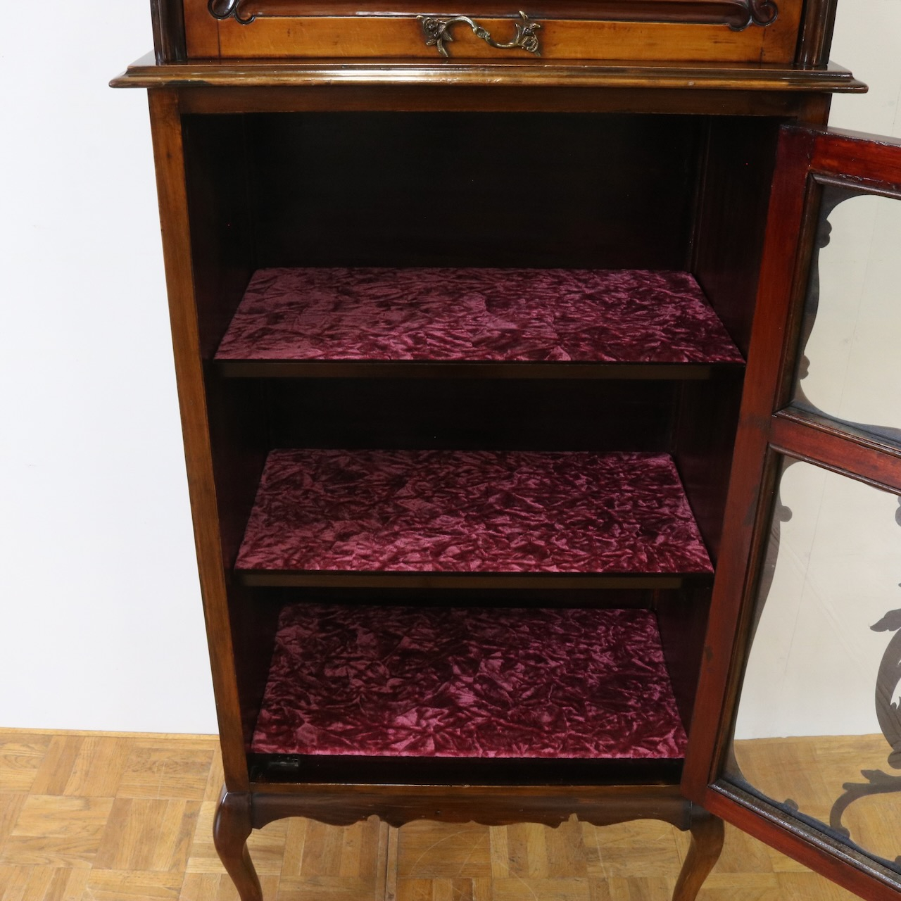 グラスキャビネット