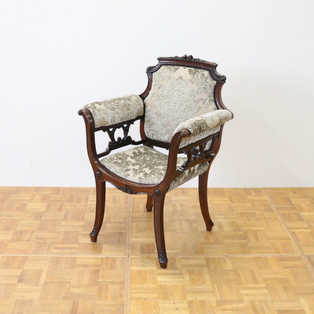 アームチェアー