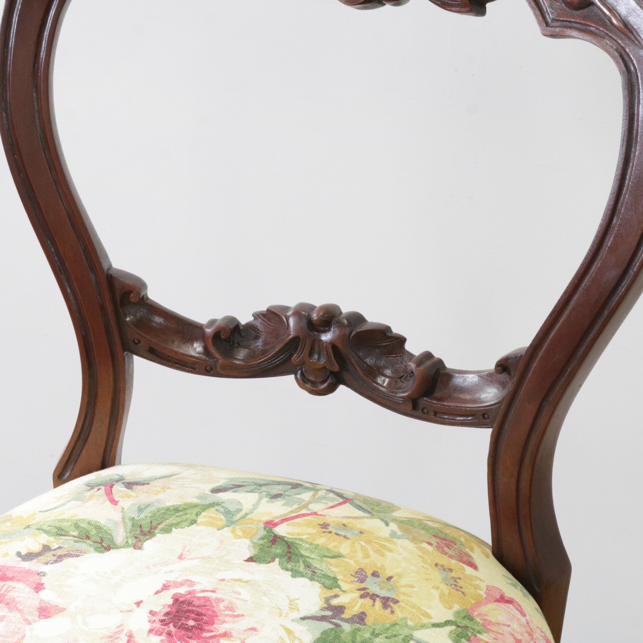 バルーンバックチェアー