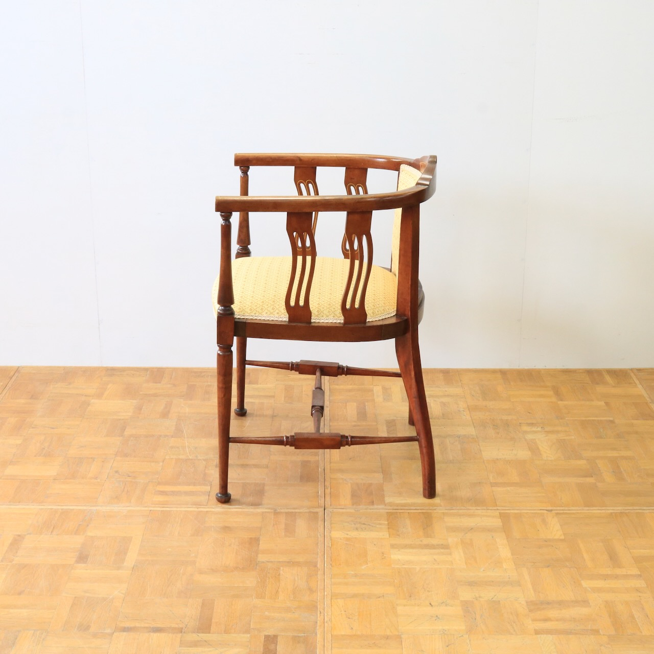 アームチェアー