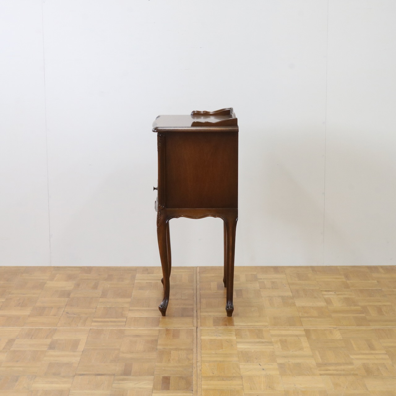 ペディスタルカップボード