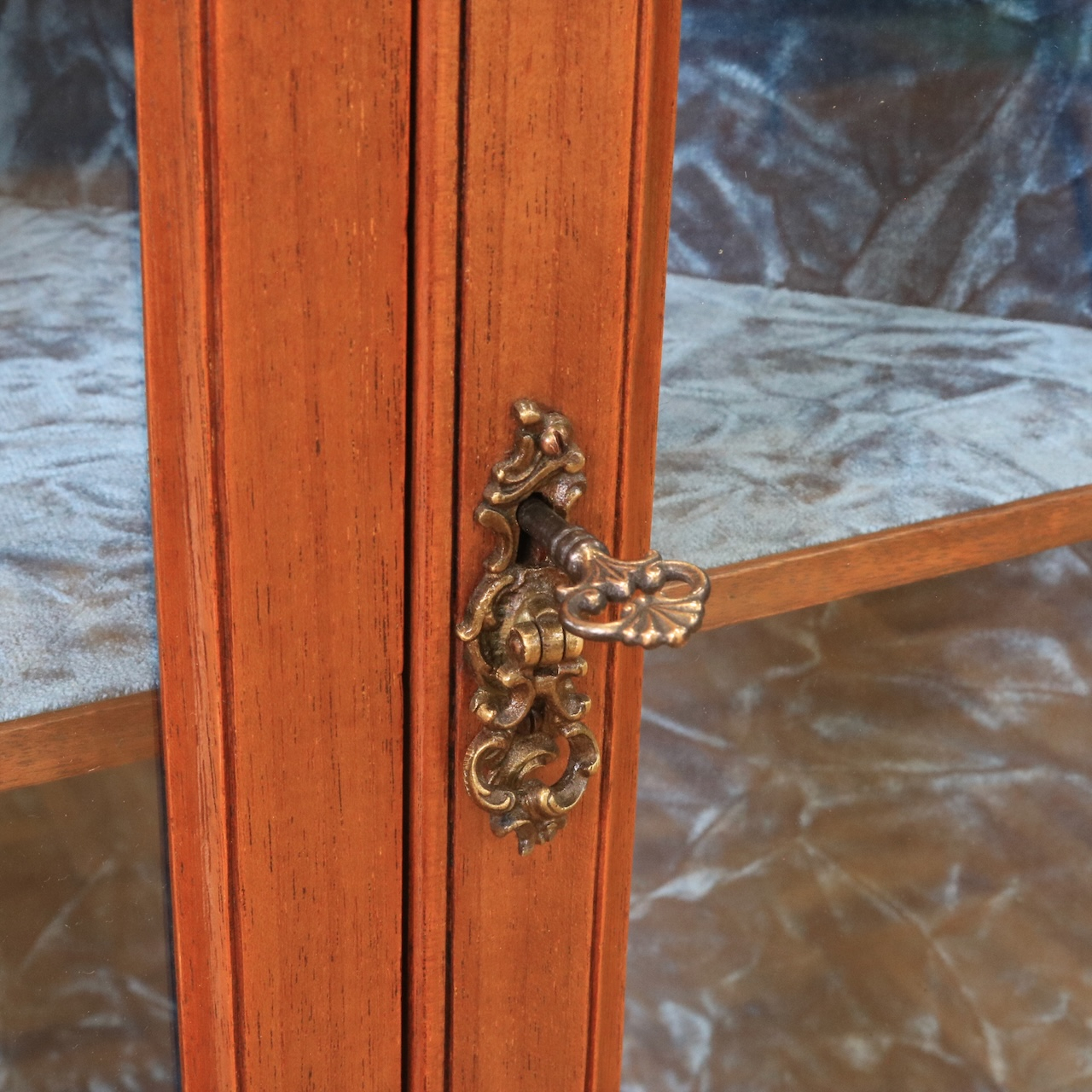 コーナーキャビネット