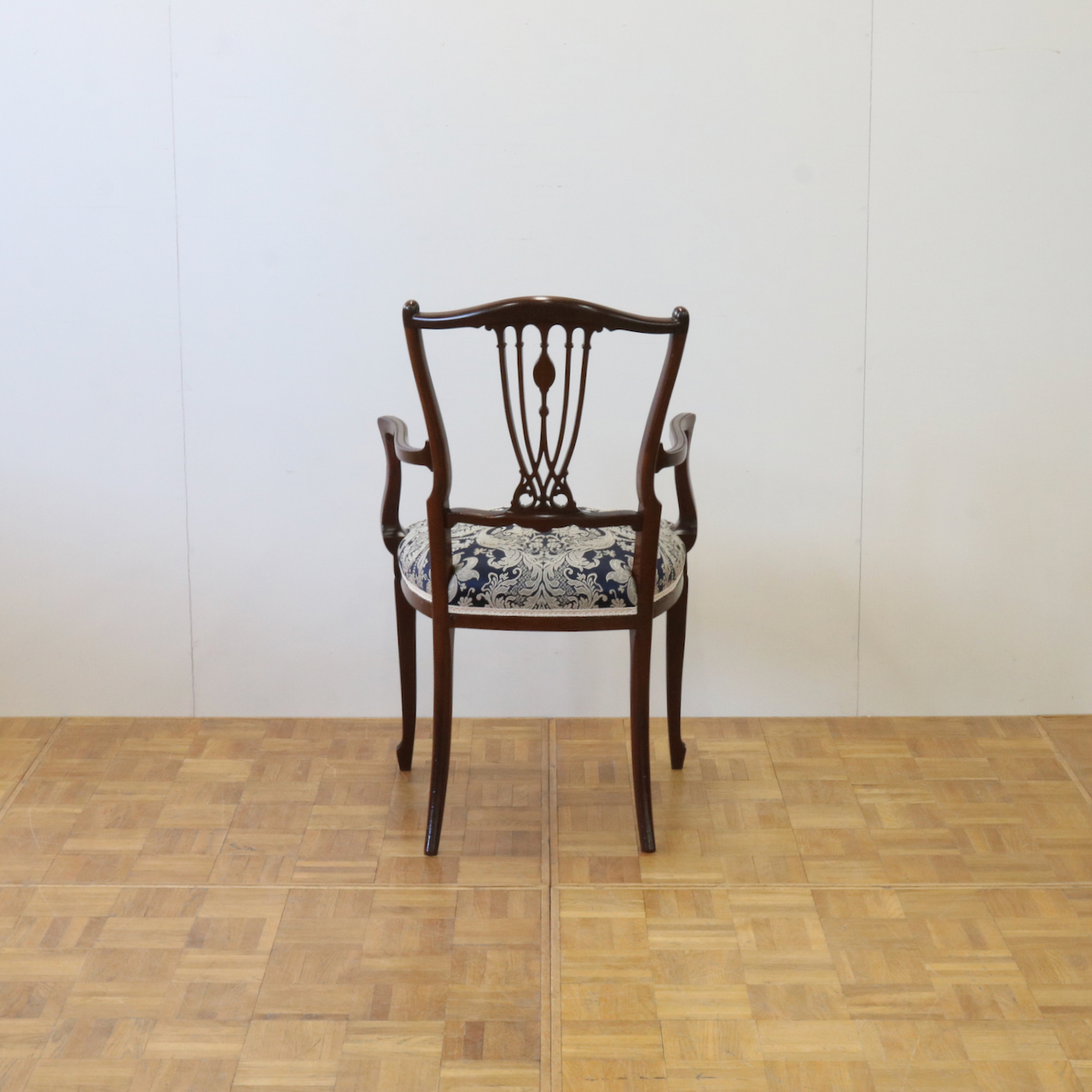 アームチェアー