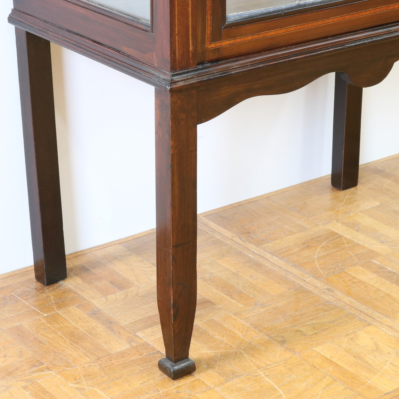 グラスキャビネット