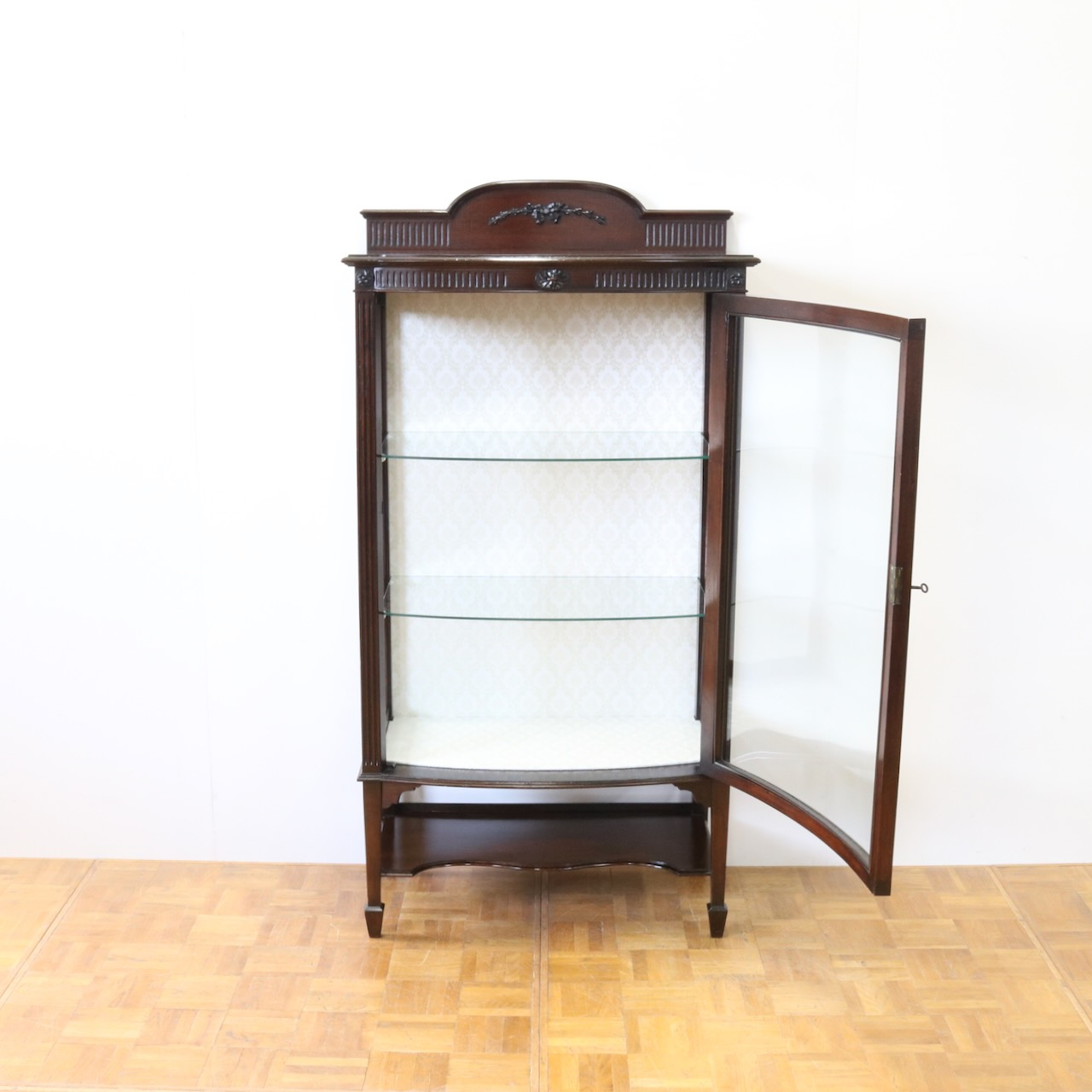 グラスキャビネット