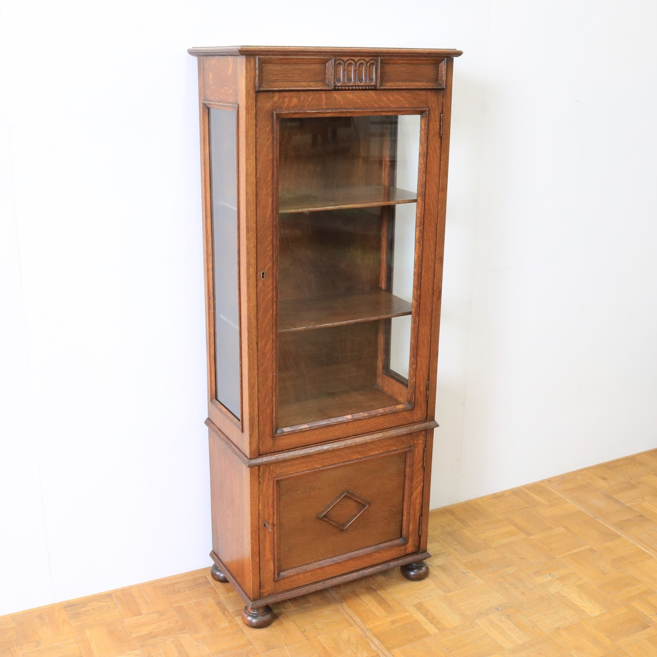 グラスキャビネット