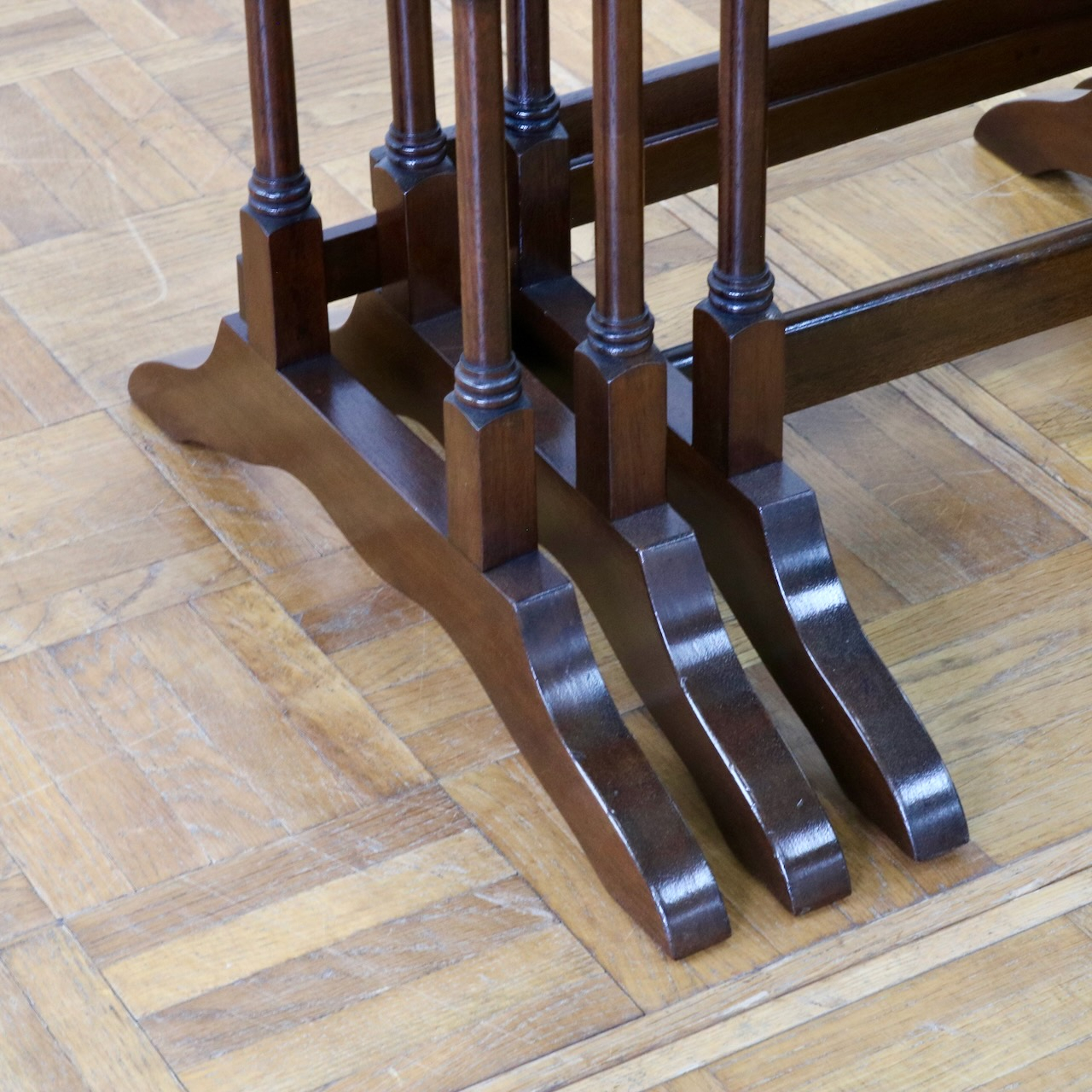 ネストテーブル