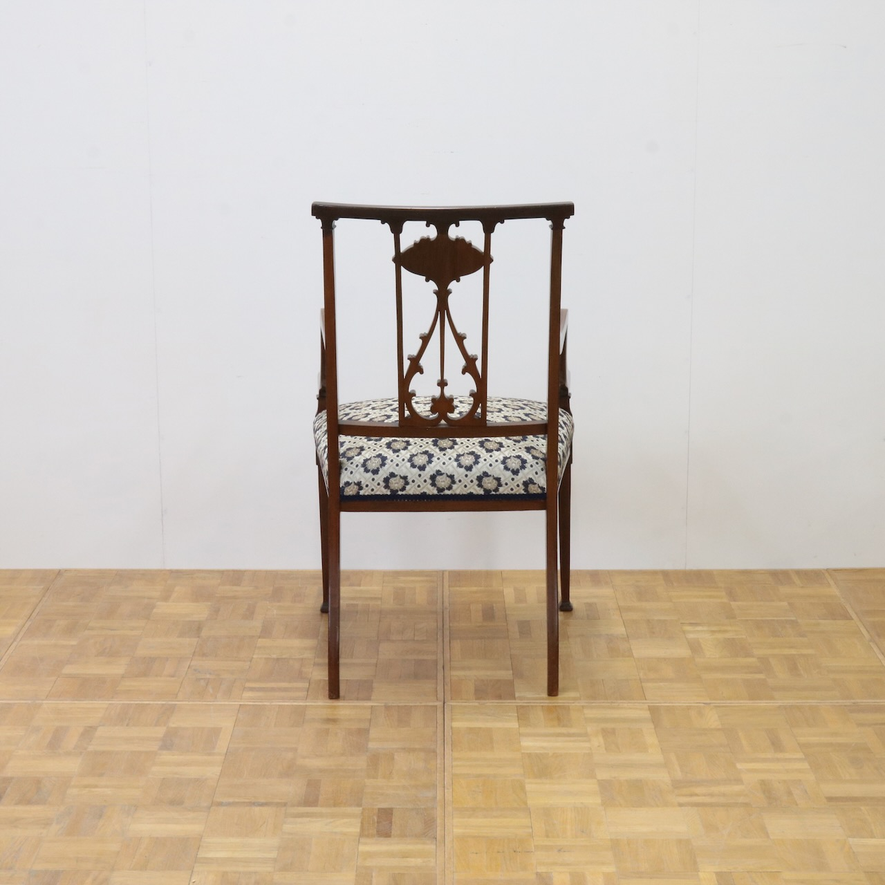 アームチェアー