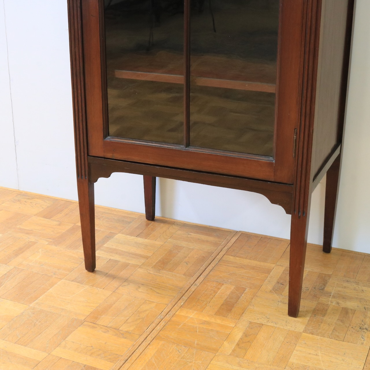 グラスキャビネット