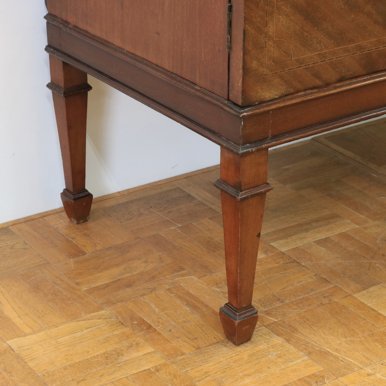 グラスキャビネット