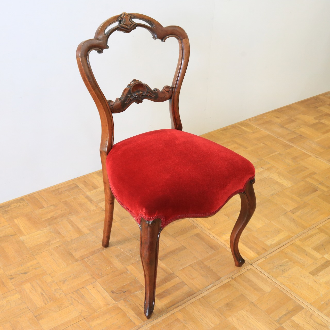 バルーンバックチェアー