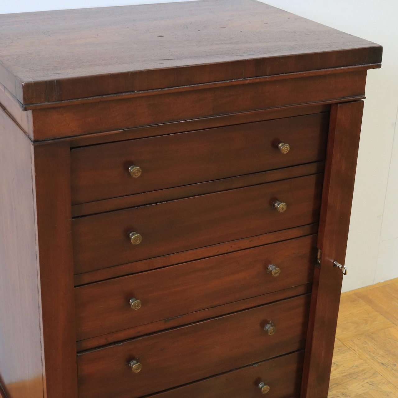 ベッドサイドチェスト