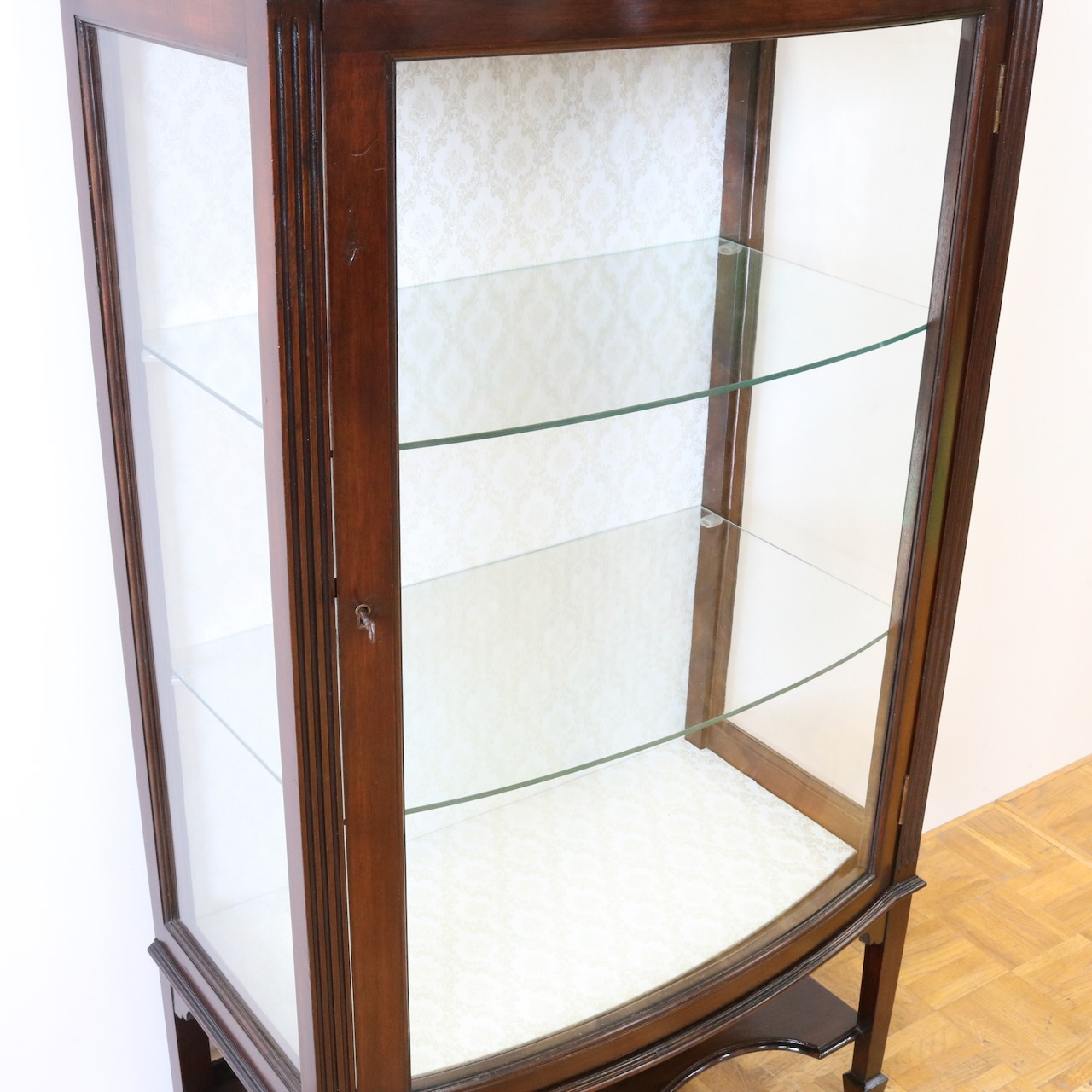 グラスキャビネット