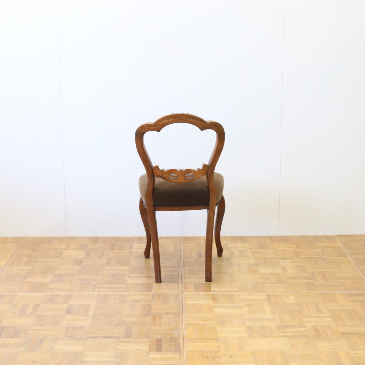 バルーンバックチェアー